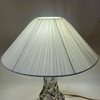 Image 10 of Lampe vintage pied cristal torsadé 1950 et abat-jour pagode en ruban d'organza blanc