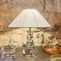 Image 3 of Lampe vintage pied cristal torsadé 1950 et abat-jour pagode en ruban d'organza blanc