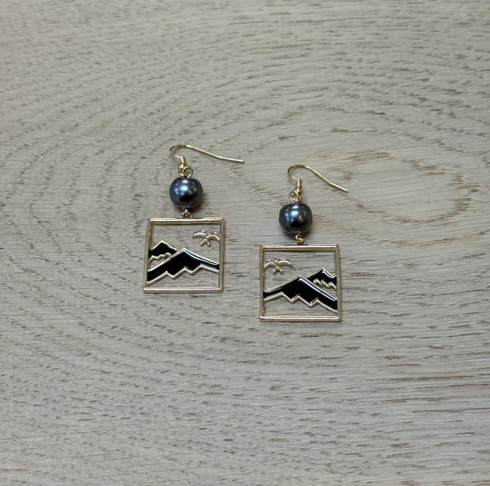 Image of MAUNA KEA SQUARE HOOP WOMEN'S EARRINGS 
