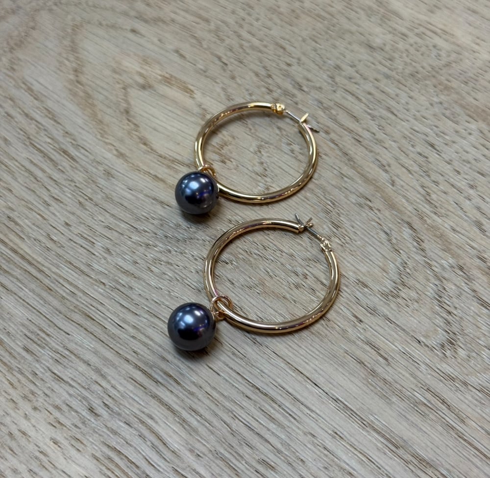 Image of FAUX TAHITIAN PEARL HOOP WOMEN'S EARRINGS 