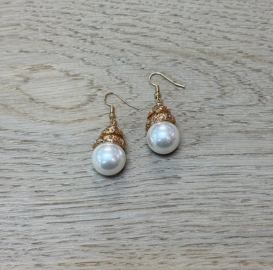 Image of FAUX WHITE PEARL SPIRAL WOMEN'S EARRINGS 