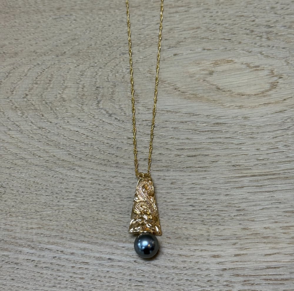 Image of FAUX TAHITIAN PEARL & PLUMERIA VINE WOMEN'S NECKLACE