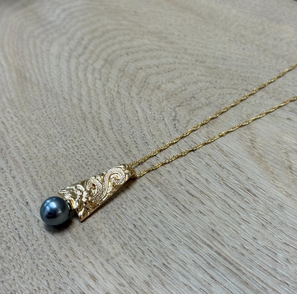 Image of FAUX TAHITIAN PEARL & PLUMERIA VINE WOMEN'S NECKLACE