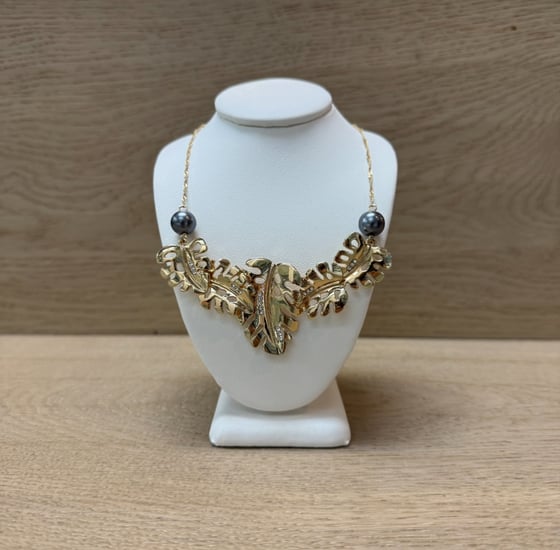 Image of CHUNKY MONSTERA LEAF & FAUX TAHITIAN PEARL WOMEN'S NECKLACE