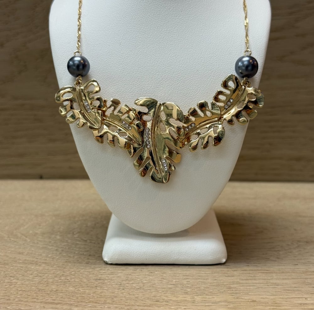 Image of CHUNKY MONSTERA LEAF & FAUX TAHITIAN PEARL WOMEN'S NECKLACE