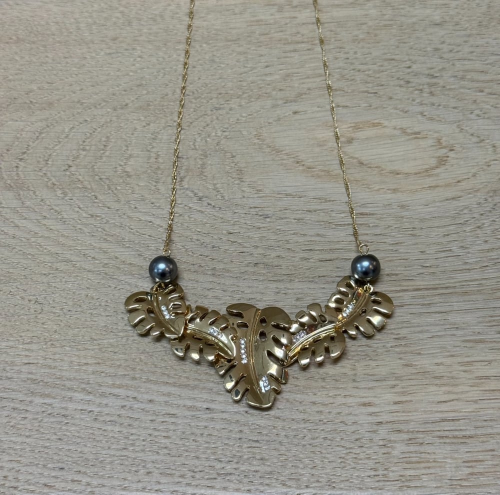 Image of CHUNKY MONSTERA LEAF & FAUX TAHITIAN PEARL WOMEN'S NECKLACE