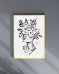 Image 1 of Lámina mujer flor