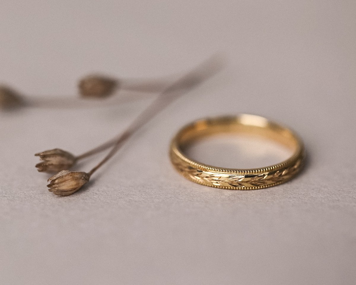 Image of 18ct Yellow gold 3mm ‘Olive leaf’ and milled edge engraved ring