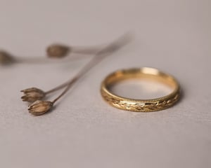 Image of 18ct Yellow gold 3mm ‘Olive leaf’ and milled edge engraved ring
