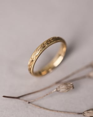 Image of 18ct Yellow gold 3mm ‘Olive leaf’ and milled edge engraved ring