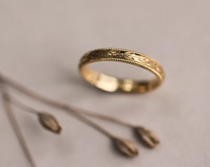 Image of 18ct Yellow gold 3mm ‘Olive leaf’ and milled edge engraved ring