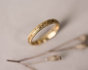 Image of 18ct Yellow gold 3mm ‘Olive leaf’ and milled edge engraved ring