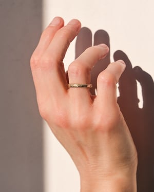 Image of 18ct Yellow gold 3mm ‘Olive leaf’ and milled edge engraved ring