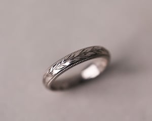 Image of 18ct White gold 4mm ‘Olive leaf’ and milled edge engraved ring