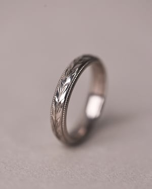 Image of 18ct White gold 4mm ‘Olive leaf’ and milled edge engraved ring