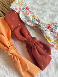 Image 1 of Bandeau Léontine - Corail / Terracota / fleuri pâquerette 
