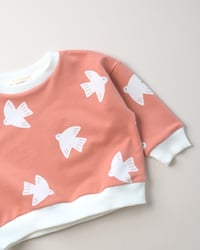 Image 2 of SWEAT CHARLIE - illustration oiseaux | Certifié Oeko-Tex