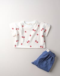 Image 1 of T-SHIRT LOU - illustration petites fraises | Coton biologique