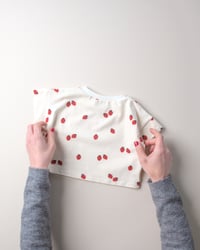 Image 7 of T-SHIRT LOU - illustration petites fraises | Coton biologique