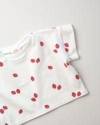 Image 2 of T-SHIRT LOU - illustration petites fraises | Coton biologique