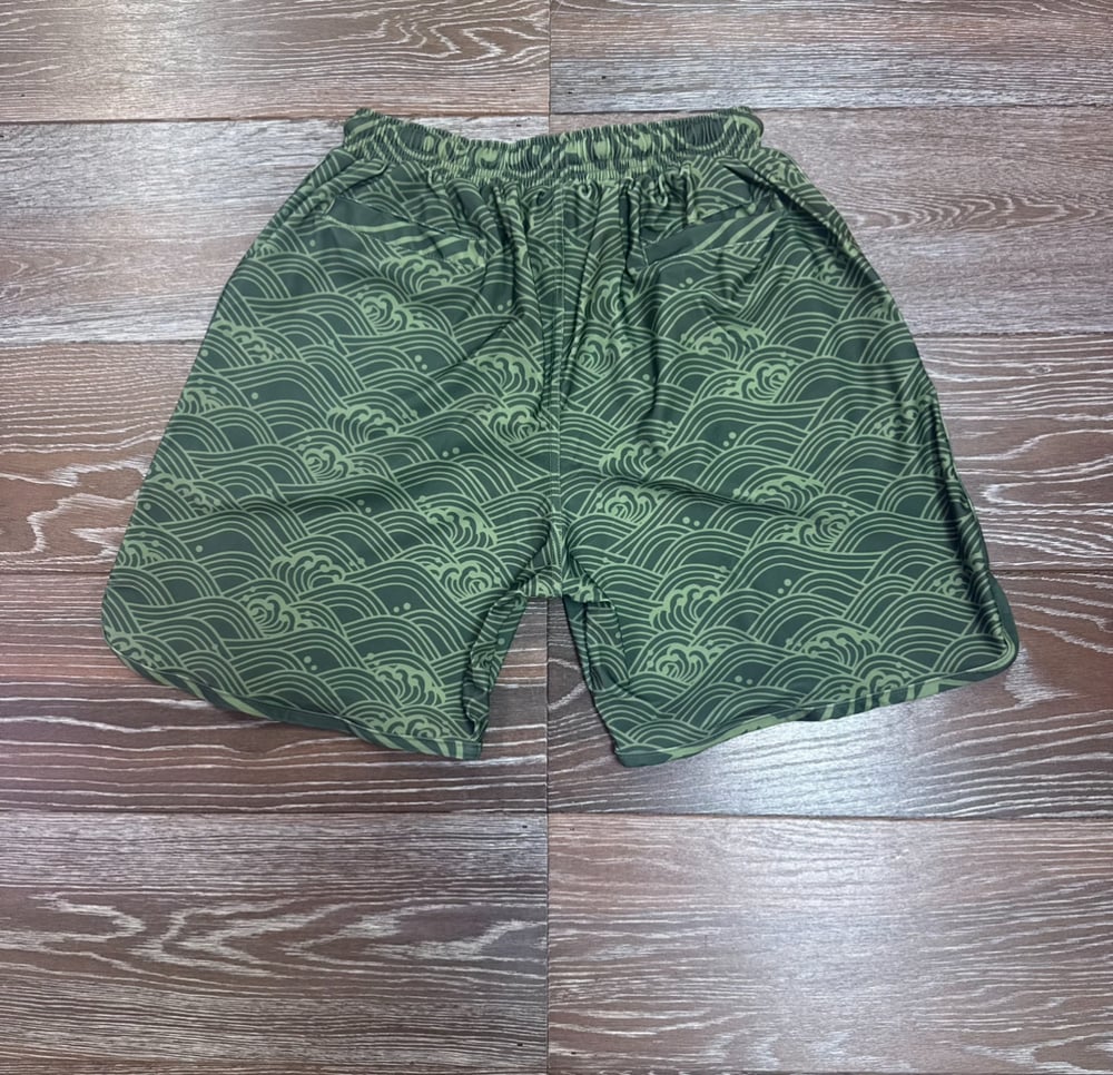 Image of SEIGAIHA MEN'S DRI FIT SHORTS GRN