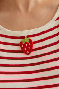 Image 3 of Top de rayas blanco y rojo con bordado de fresa