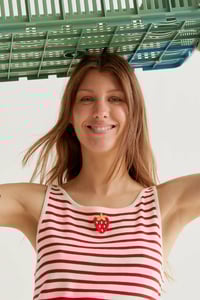 Image 5 of Top de rayas blanco y rojo con bordado de fresa