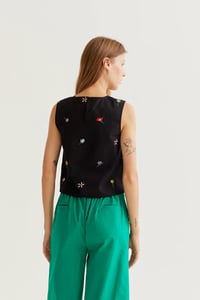 Image 2 of Top de tirantes con estampado Black Gardener Flowers