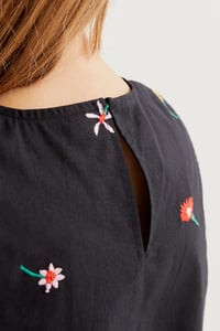 Image 3 of Top de tirantes con estampado Black Gardener Flowers