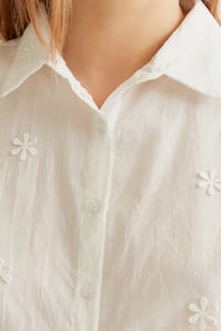 Image 3 of  Camisa 100% algodón blanco con bordado floral