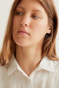 Image 5 of  Camisa 100% algodón blanco con bordado floral