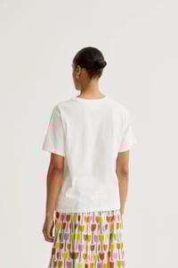 Image 5 of  Camiseta con bordado de tulipanes