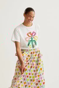Image 3 of  Camiseta con bordado de tulipanes
