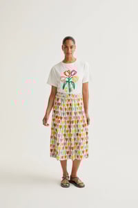 Image 4 of  Camiseta con bordado de tulipanes