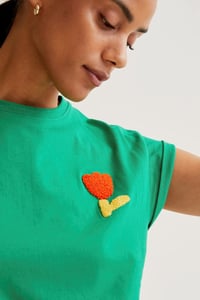 Image 2 of  Camiseta verde con bordado de tulipán