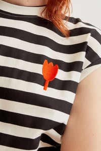 Image 2 of  Camiseta  rayas crema y negro bordado de tulipán