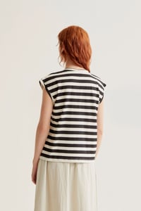 Image 4 of  Camiseta  rayas crema y negro bordado de tulipán