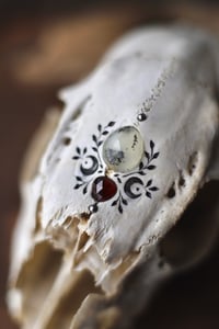 Image 2 of Teschio di capriolo femmina -opale dendritico e granato-