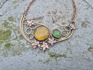  Yellow and green necklace with flowers and honeycomb 