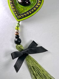 Image 2 of Snatcherz Brooch: Peridotty