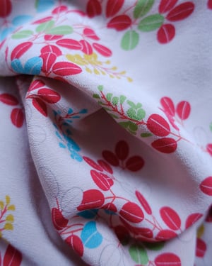 Image of Kimono dame af sandfarvet silke m. berberis blade / 'Too Fairy..'