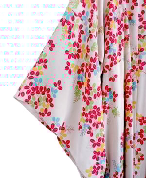 Image of Kimono dame af sandfarvet silke m. berberis blade / 'Too Fairy..'