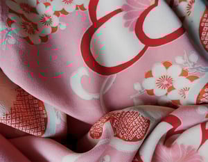 Image of Kimono dame af cremefarvet og rosa silke m. umeblomster grene - vendbar