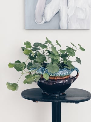 Brun/blå majolica med øre