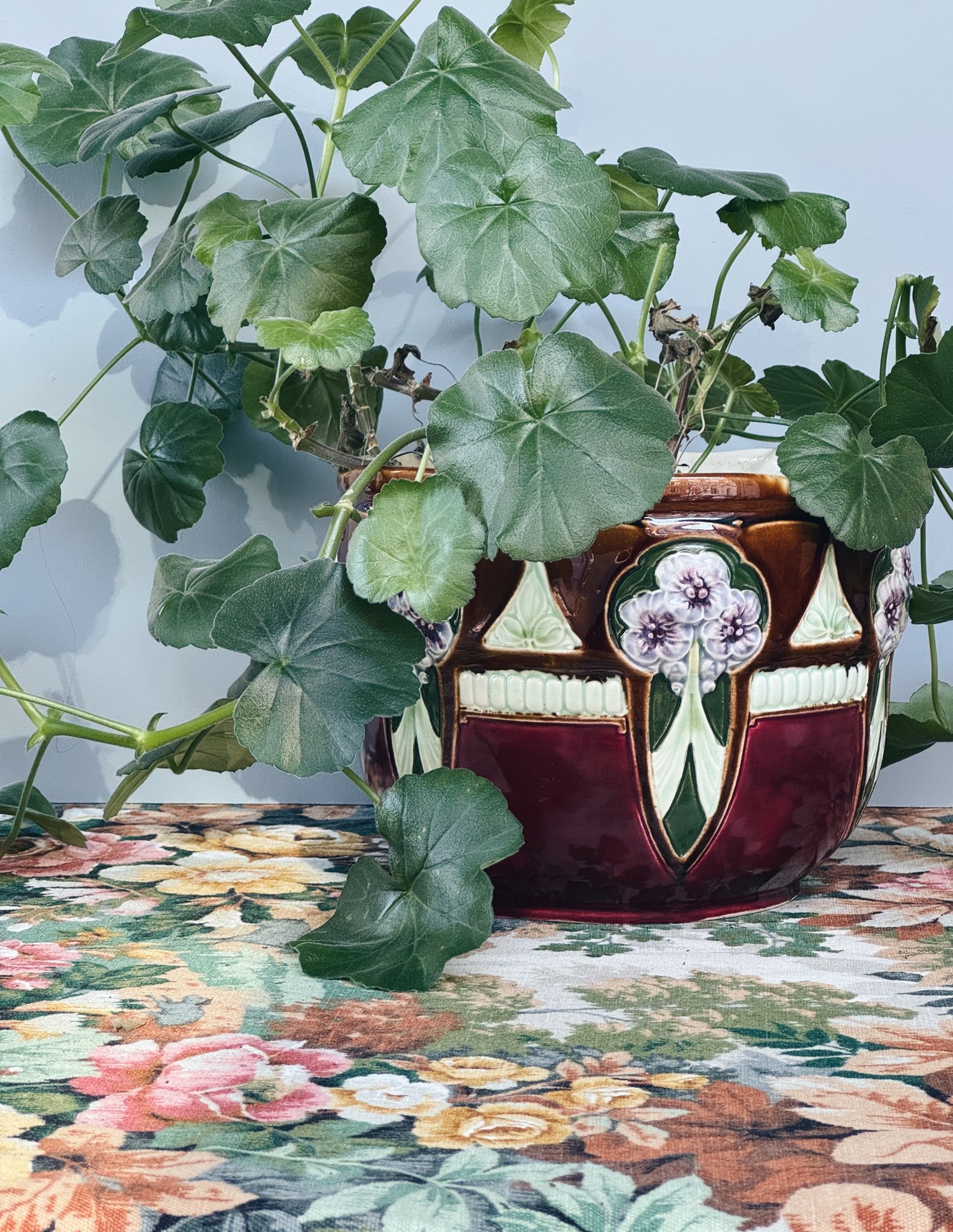 Art nouveau majolica urtepotte, brun og bordeaux 