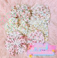 Image 3 of Flower Bundle