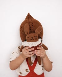 Image 1 of Doudou lapin sienne MAIN SAUVAGE – laine baby alpaga tricotée main