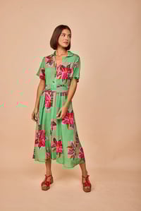 Image 1 of Vestido Lirio fondo verde