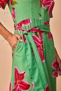 Image 3 of Vestido Lirio fondo verde