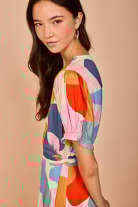 Image 1 of Vestido abstracto colores